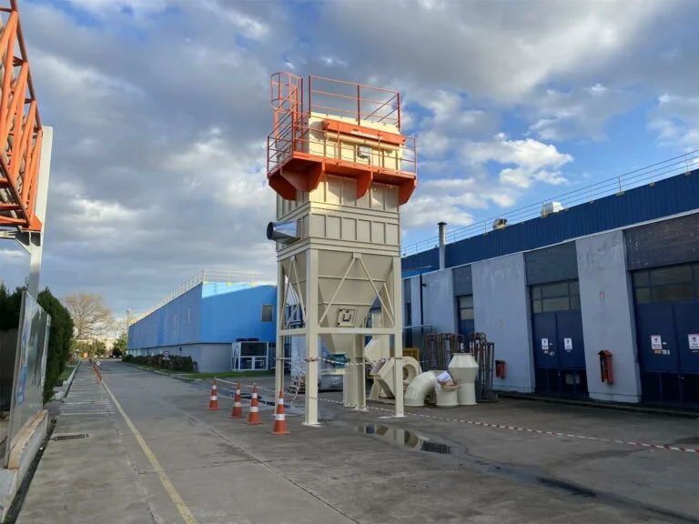 Fabrika sahasında kurulu dikey jet pulse filtre ünitesi
