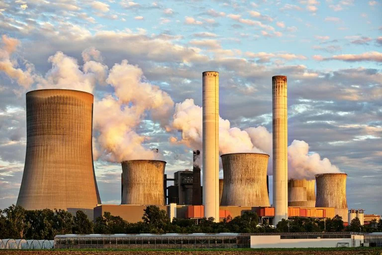 Soğutma kuleleri bulunan enerji santrali