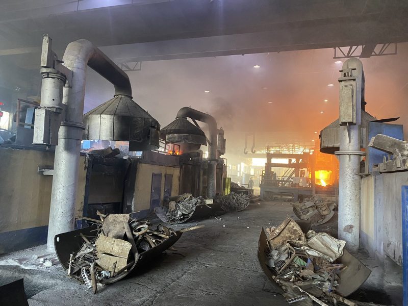 Dökümhane indüksiyon ocakları üzerinde duman emiş davlumbazları ve kanal hattı