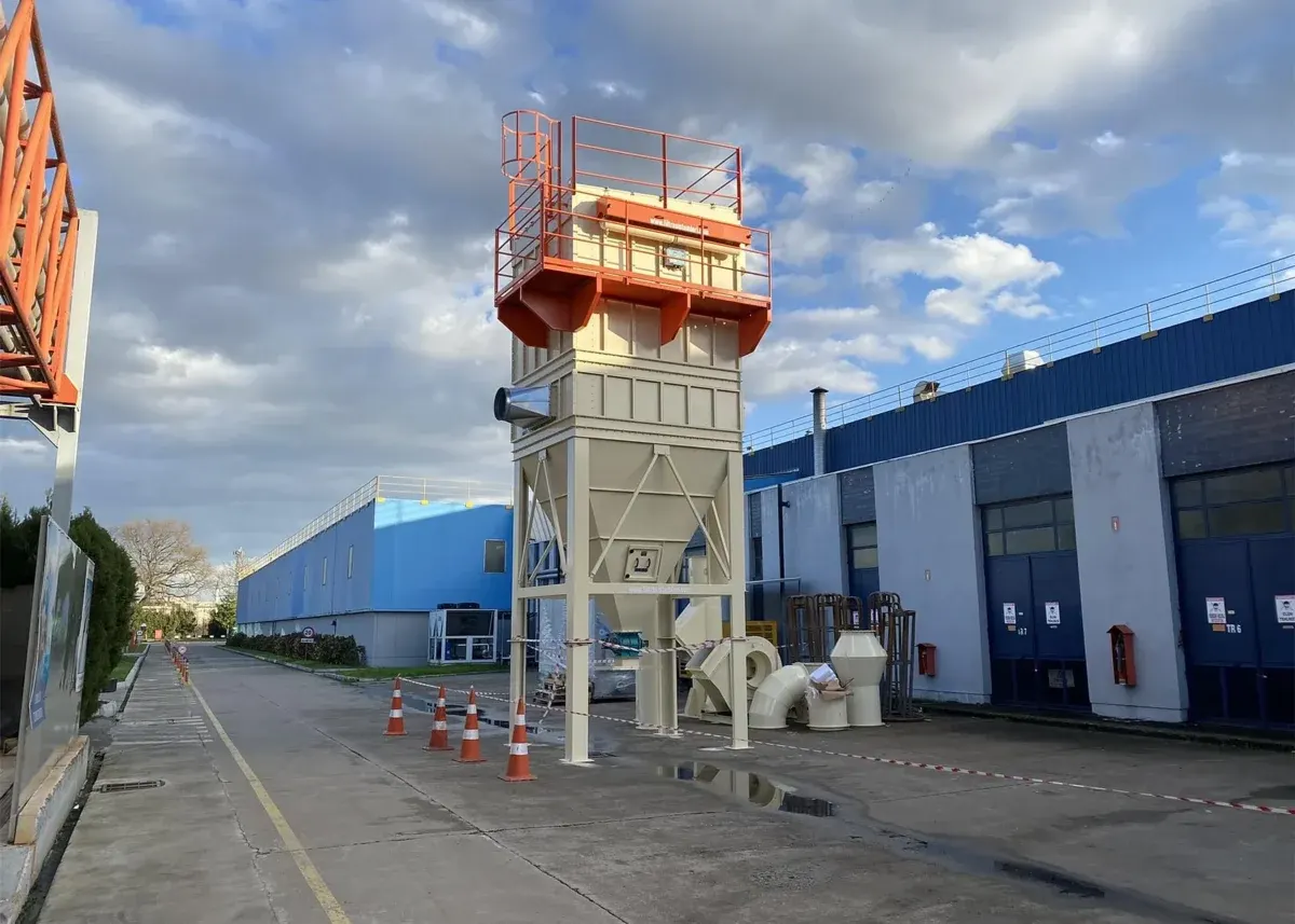 Fabrika sahasında kurulu dikey jet pulse torbalı filtre ünitesi