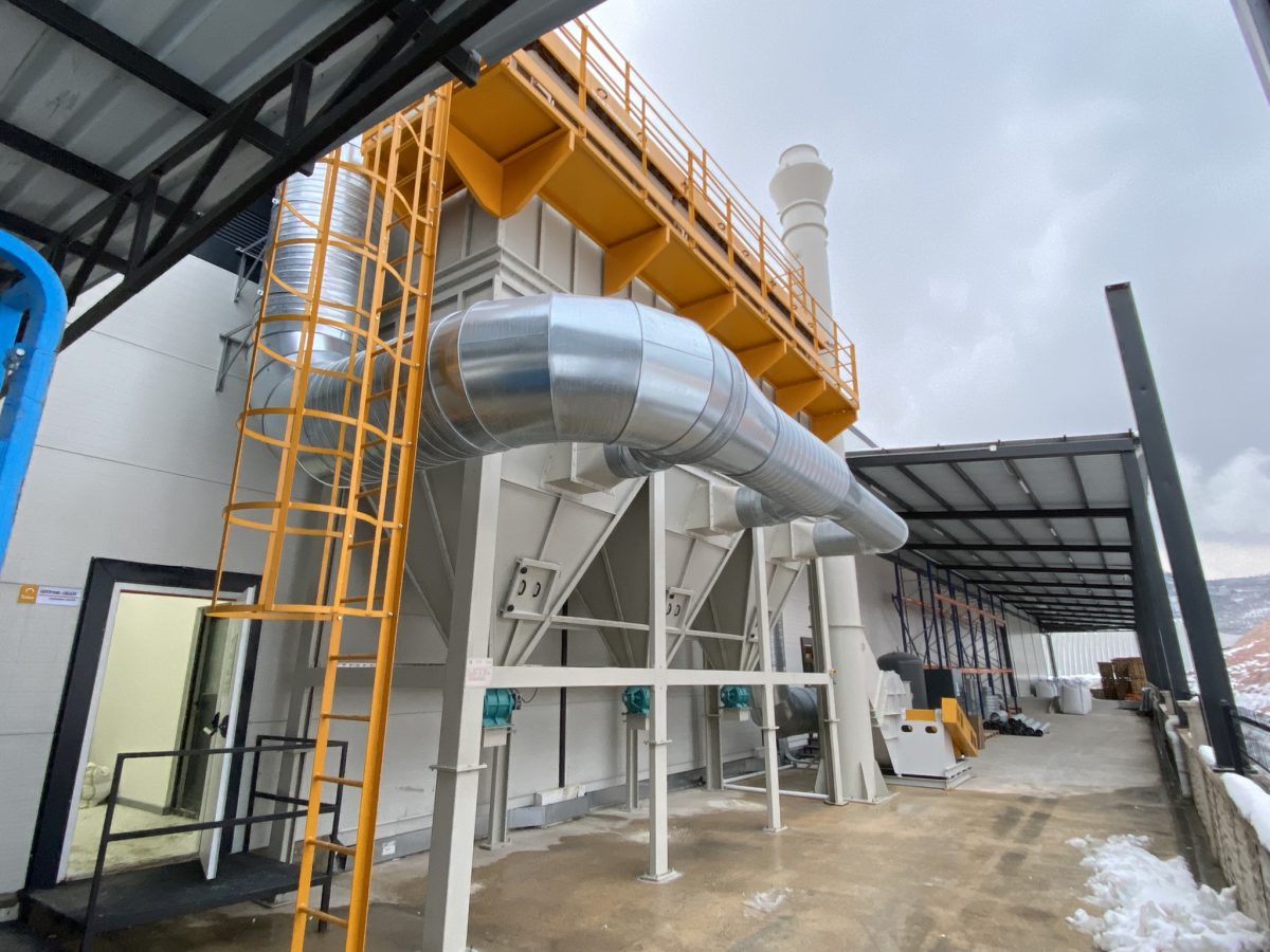 Galvaniz emiş kanalıyla torbalı filtreye bağlanan fabrika toz toplama sistemi